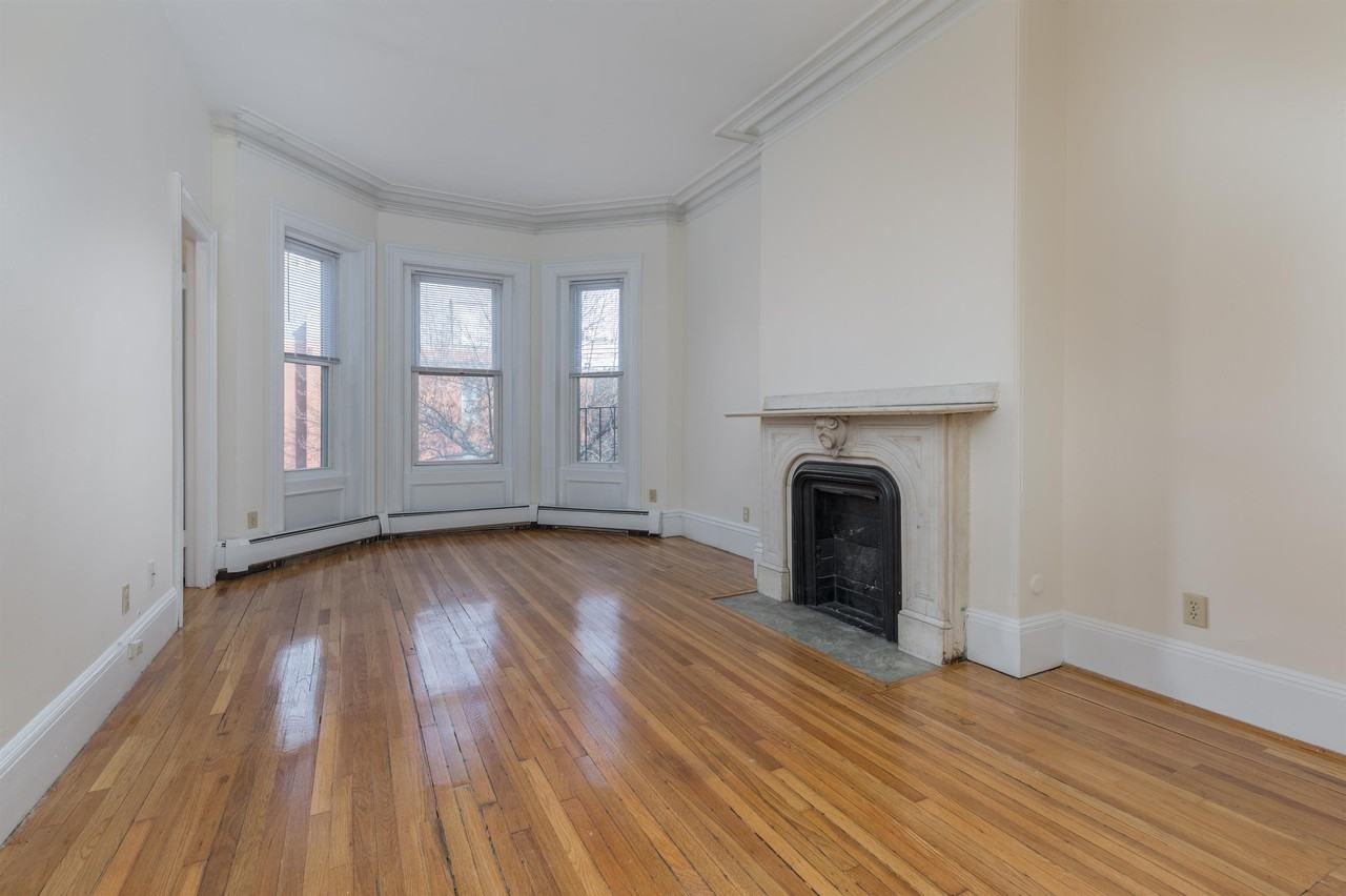 10-22 Yarmouth Street - Photo 4 of 10