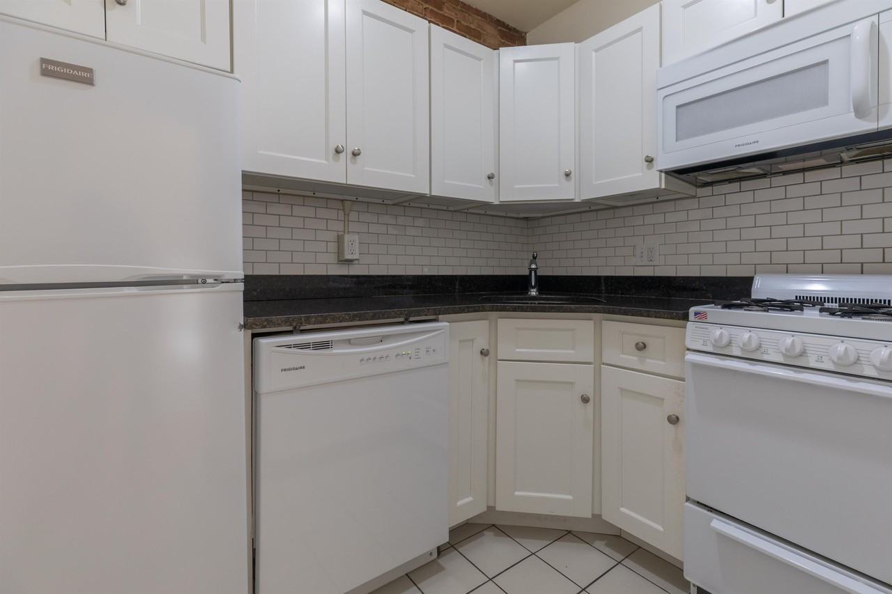 10-22 Yarmouth Street - Photo 5 of 10