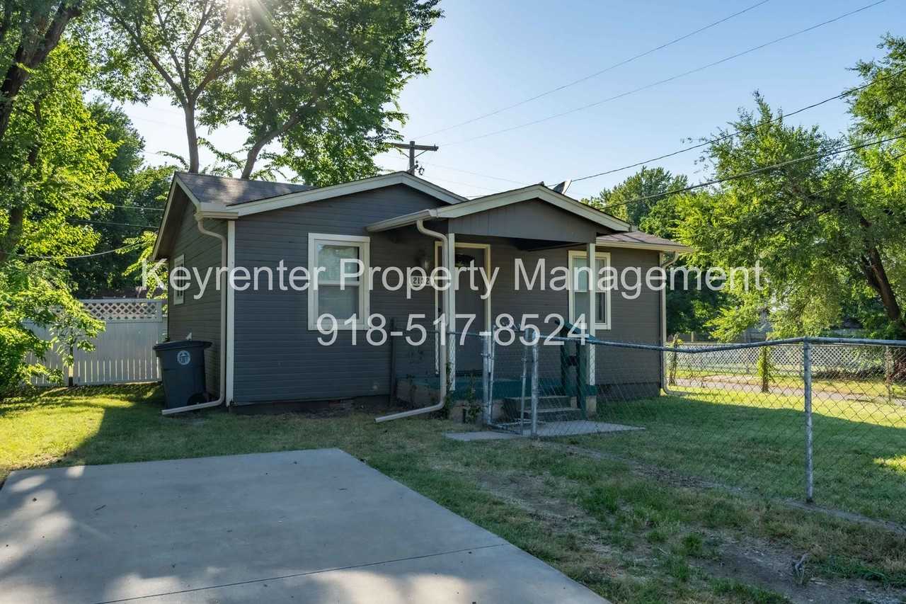 2132 N Atlanta Ave - Photo 2 of 12