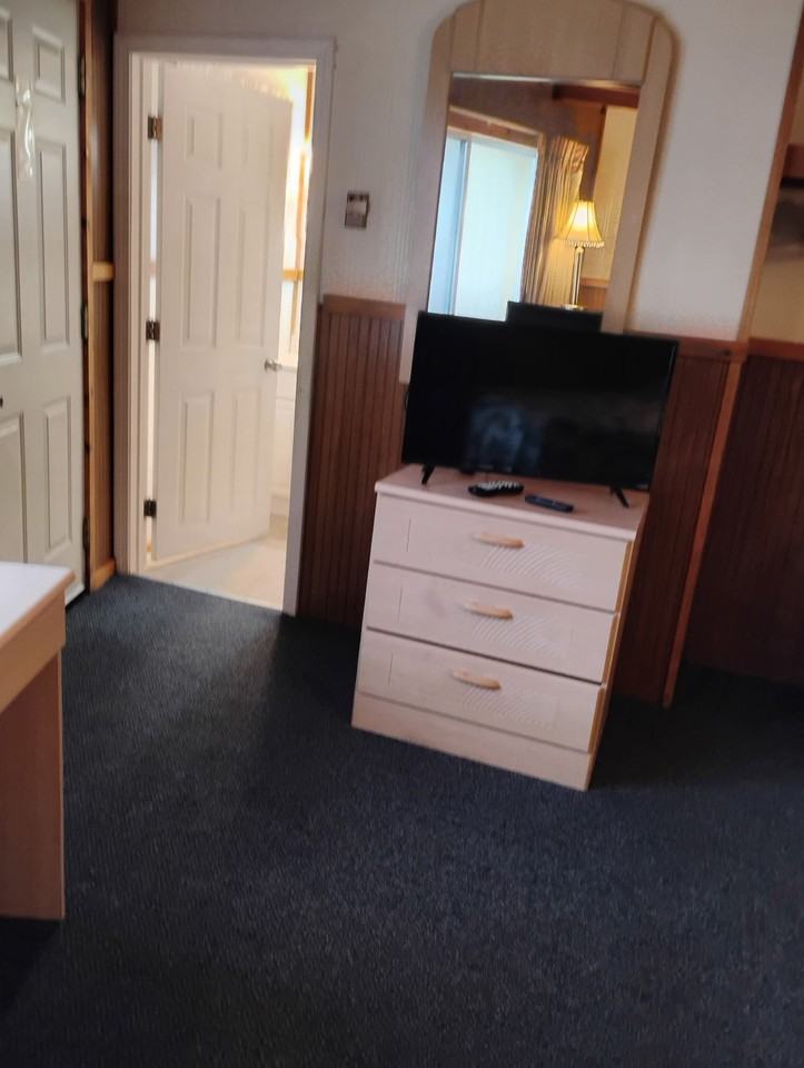 Ellsworth Suites - Photo 2 of 19