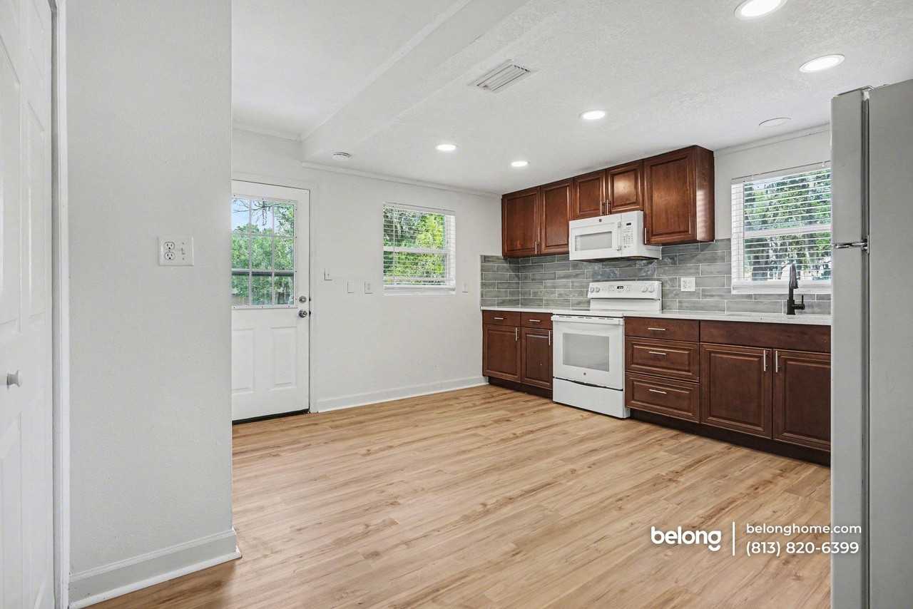 403 Virginia St - Photo 7 of 18