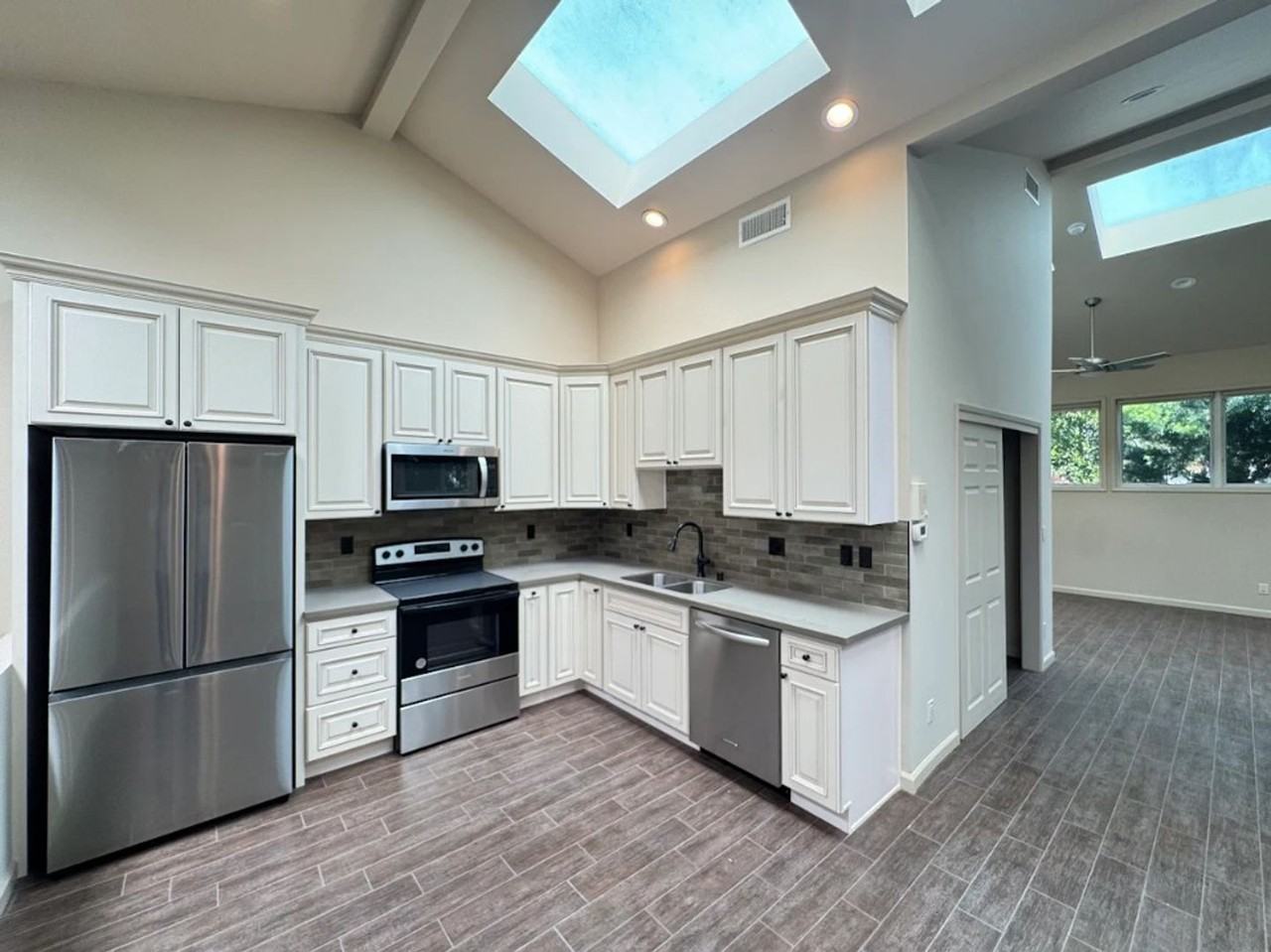 751 N Harper Ave - Photo 6 of 21