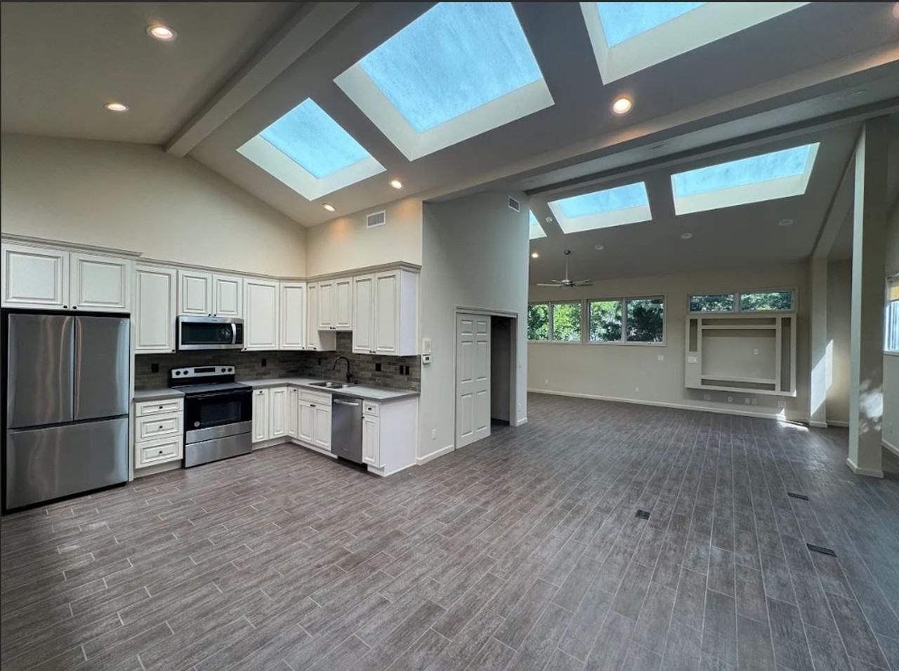 751 N Harper Ave - Photo 7 of 21