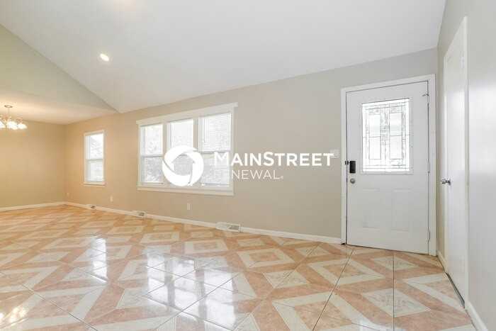 2702 S Glenwood Ave - Photo 2 of 17