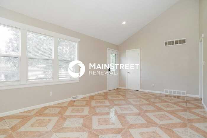 2702 S Glenwood Ave - Photo 3 of 17