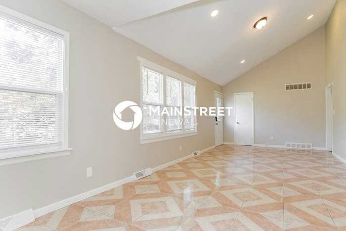 2702 S Glenwood Ave - Photo 4 of 17