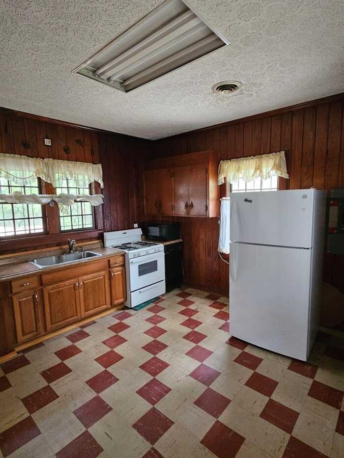 854 Trinity Pl - Photo 4 of 11