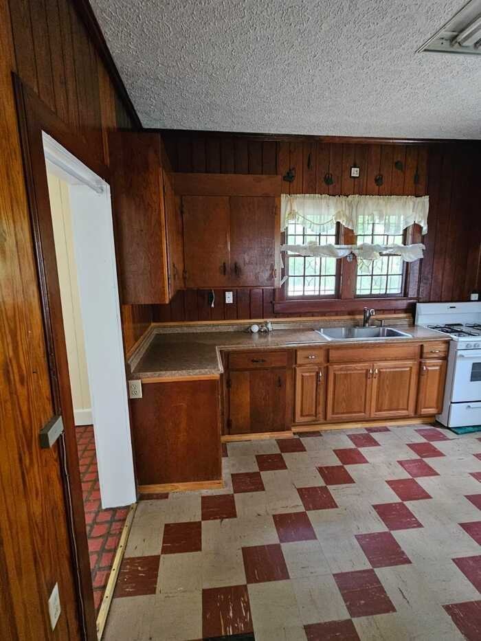 854 Trinity Pl - Photo 5 of 11