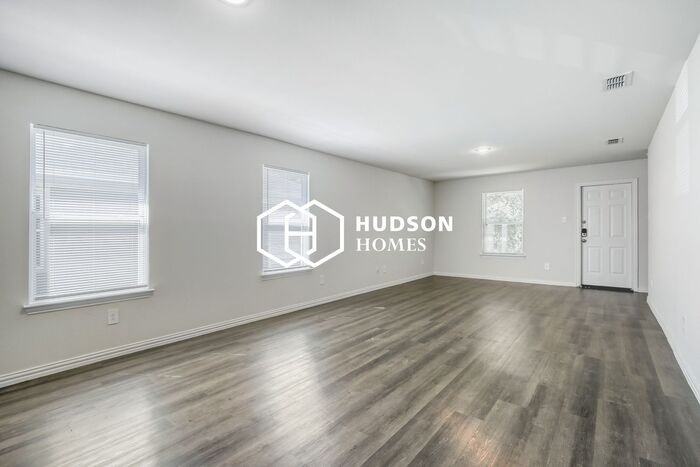 471 Bobbie St - Photo 3 of 14