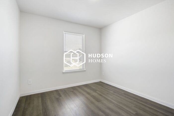 471 Bobbie St - Photo 7 of 14