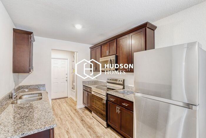 527 Elley St - Photo 3 of 14