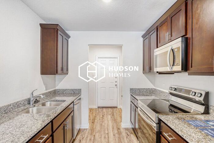 527 Elley St - Photo 4 of 14