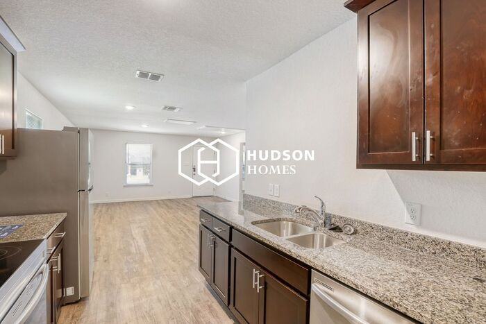 527 Elley St - Photo 5 of 14