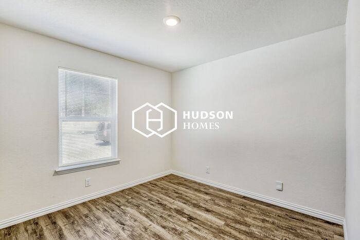 527 Elley St - Photo 6 of 14