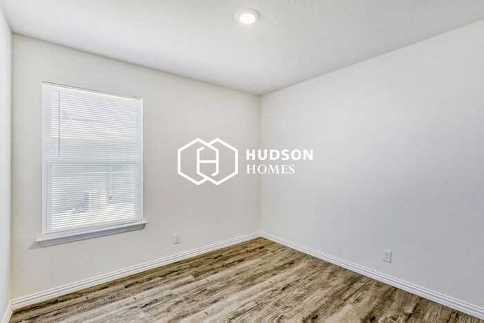 527 Elley St - Photo 7 of 14