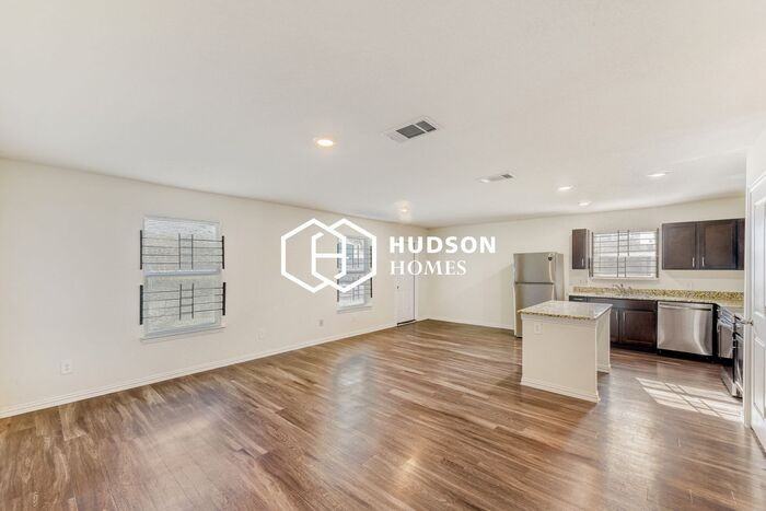 2203 Pearl St - Photo 3 of 14
