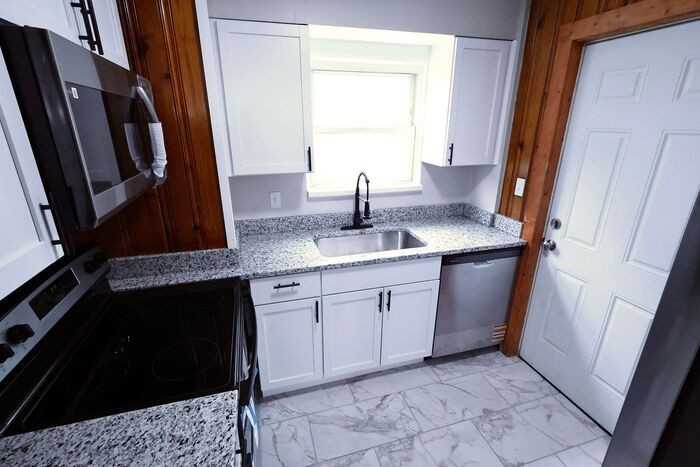 1318 Arnold Ave - Photo 4 of 15