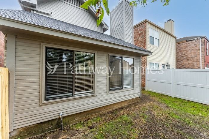 920 Fairbanks Cir - Photo 4 of 24