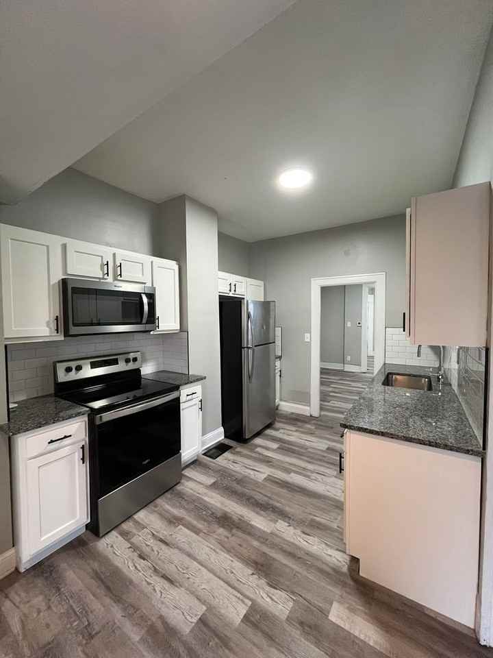 1175 Ann St - Photo 3 of 16