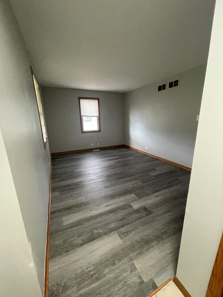 18050 School St - Photo 2 of 10