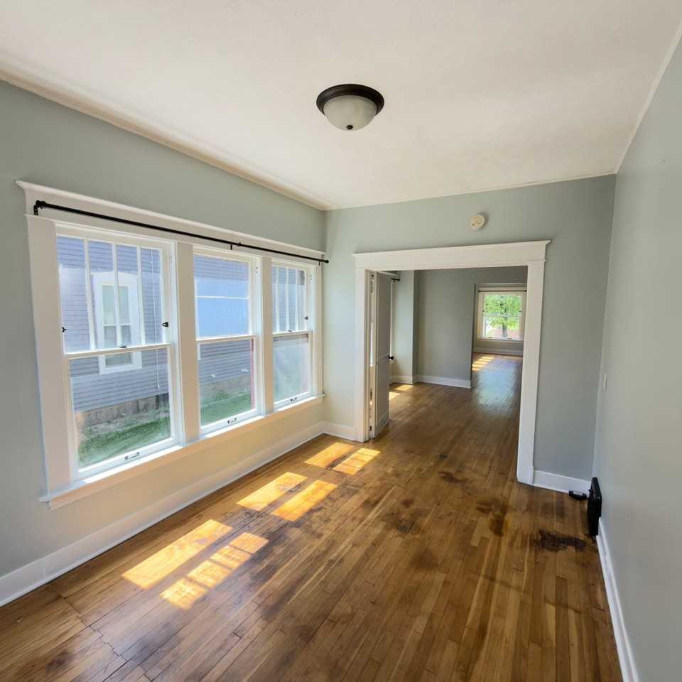 728 Fairview Ave Ne - Photo 2 of 7