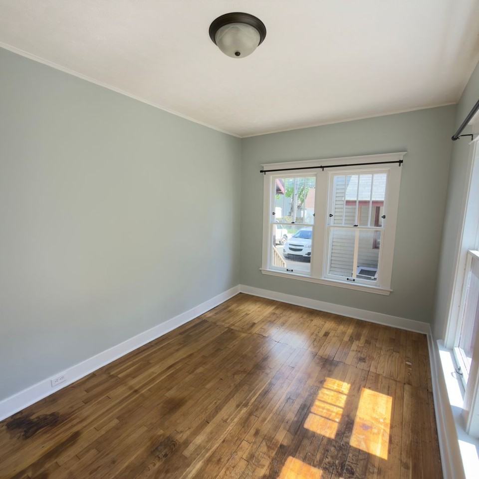 728 Fairview Ave Ne - Photo 3 of 7