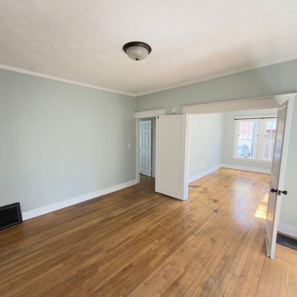 728 Fairview Ave Ne - Photo 4 of 7