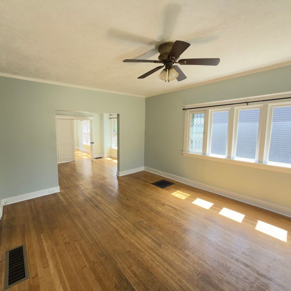 728 Fairview Ave Ne - Photo 6 of 7