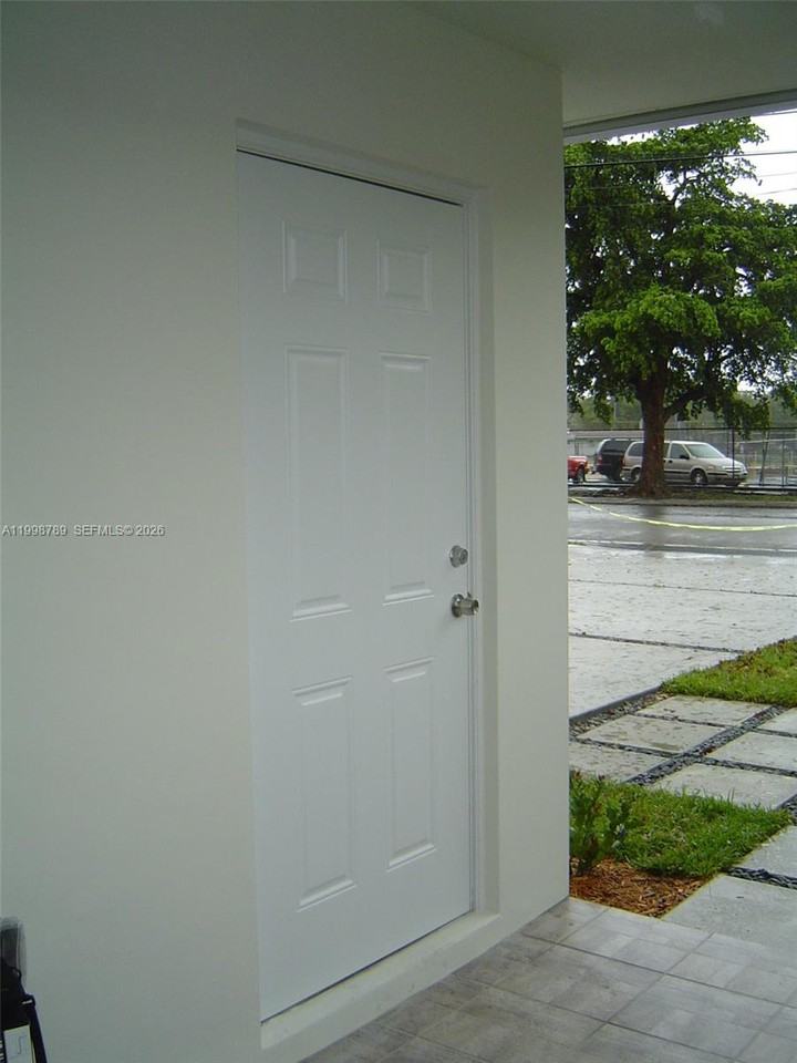 1153 Sw 13th St #NA - Photo 2 of 20