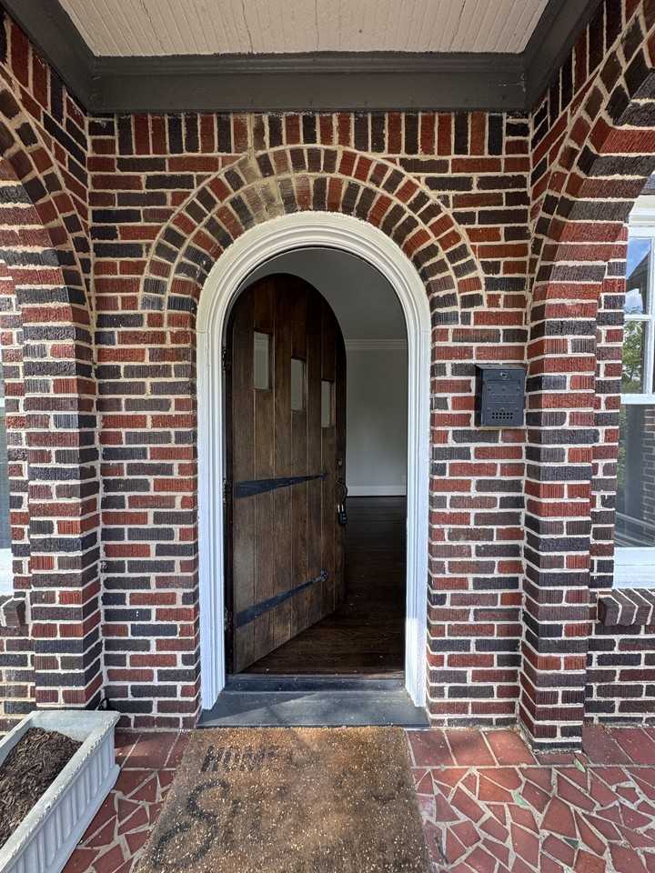 1046 Rosewood Dr Ne #NA - Photo 3 of 30