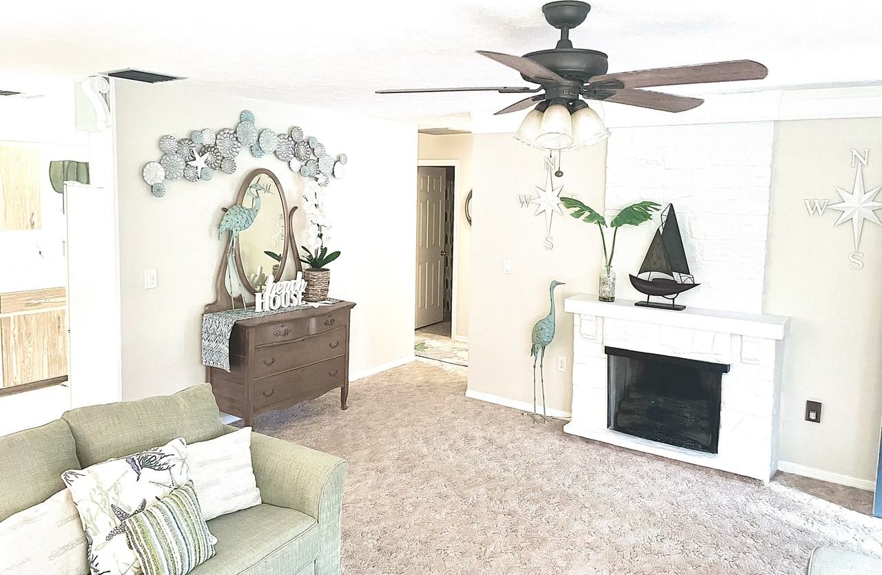 2415 Davis Cir - Photo 3 of 19