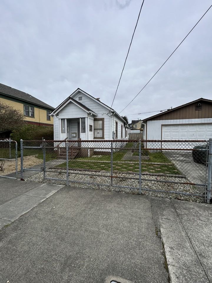 913 A St #NA - Photo 2 of 11