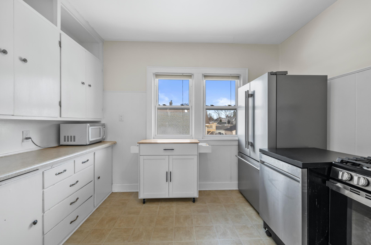 1319 Menomonee Ave - Photo 3 of 11