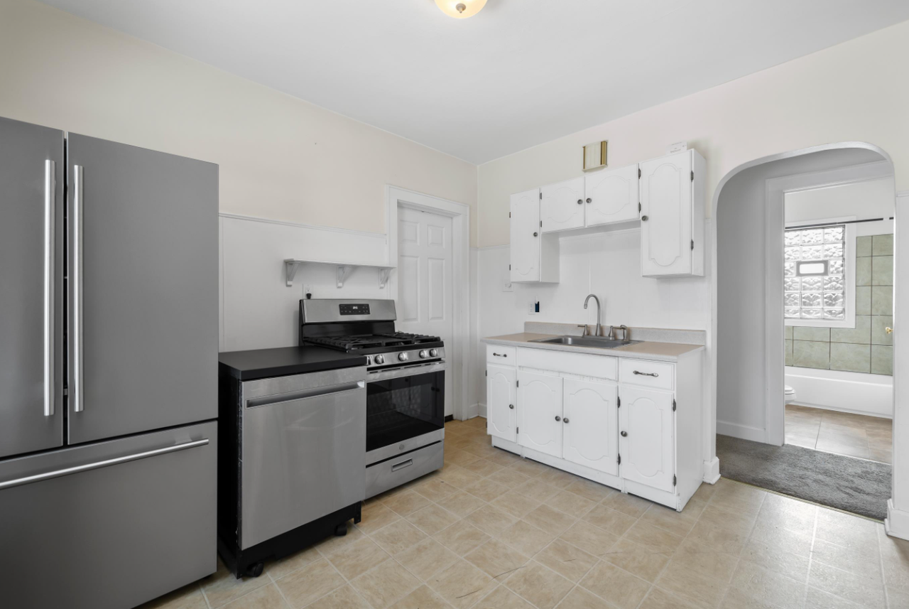 1319 Menomonee Ave - Photo 4 of 11