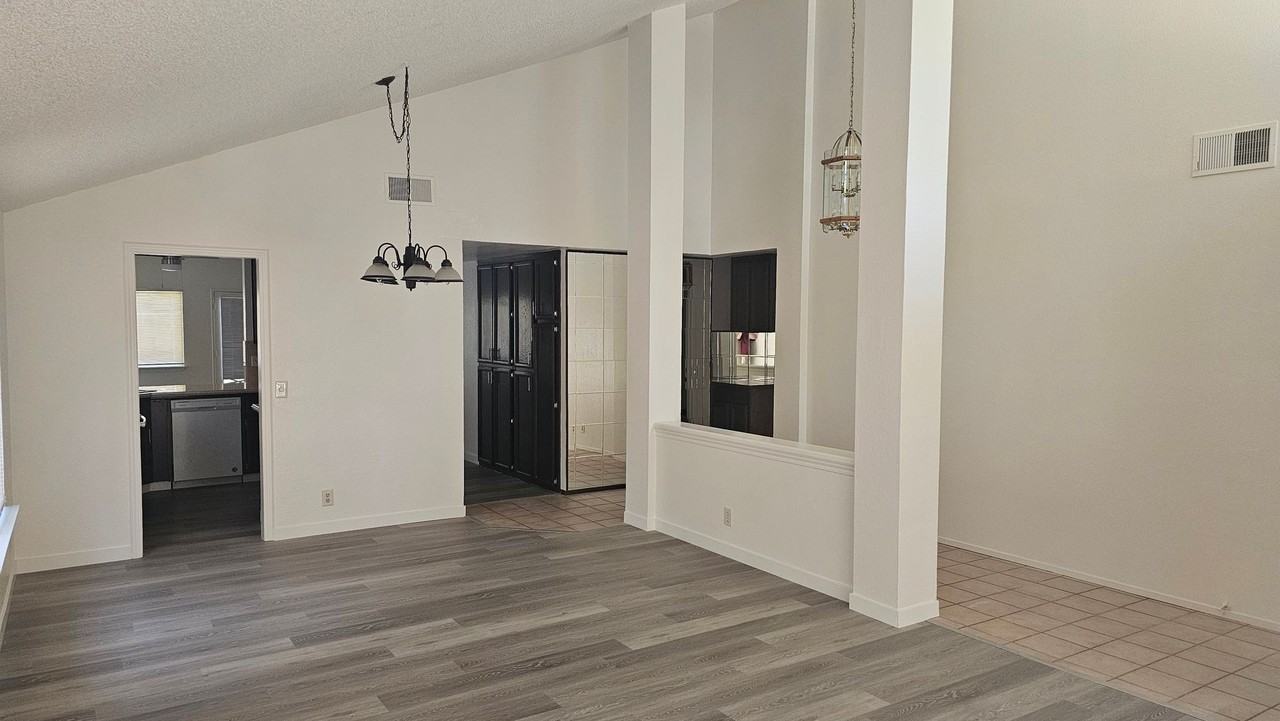 385 Portsmouth Ave - Photo 3 of 36