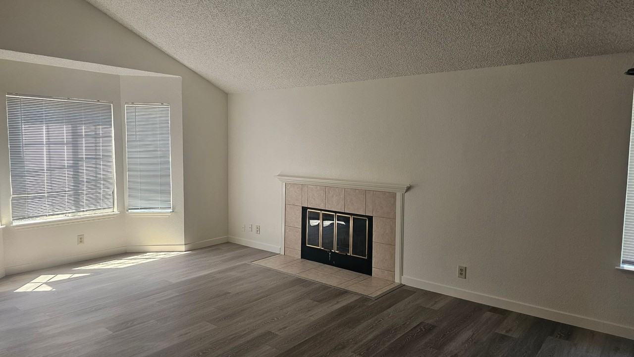 385 Portsmouth Ave - Photo 4 of 36