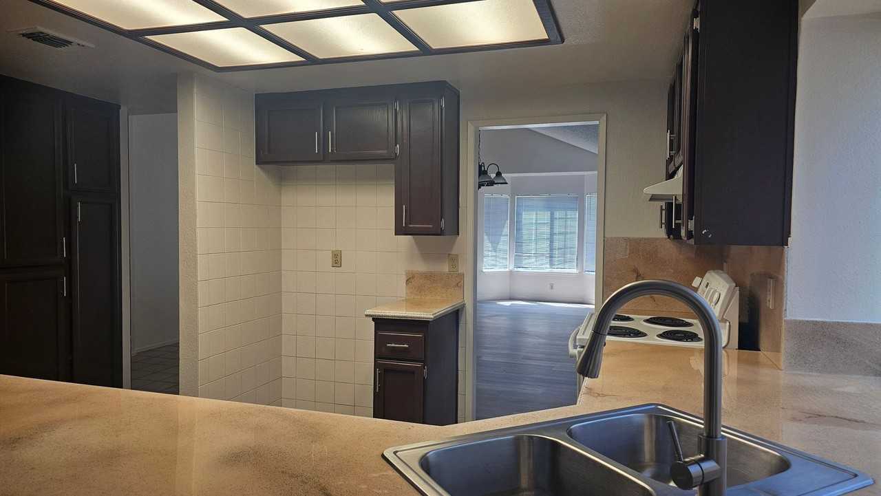 385 Portsmouth Ave - Photo 5 of 36