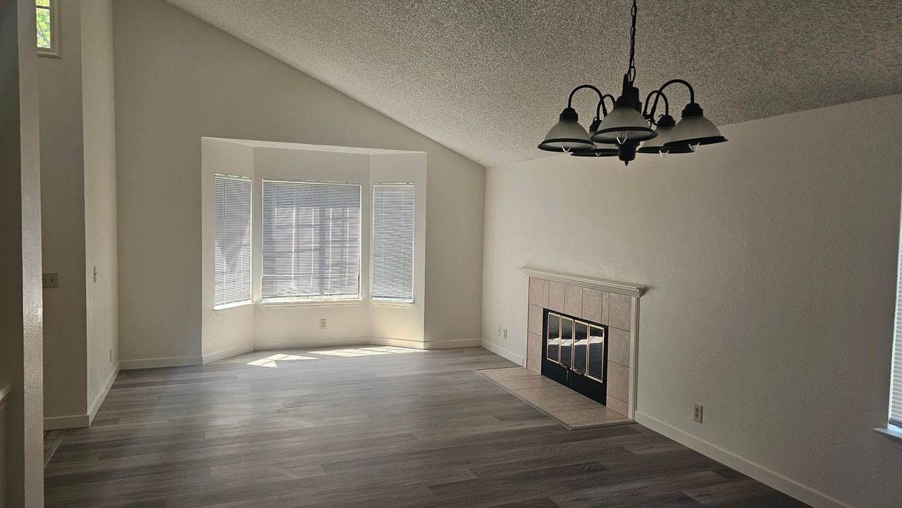 385 Portsmouth Ave - Photo 6 of 36
