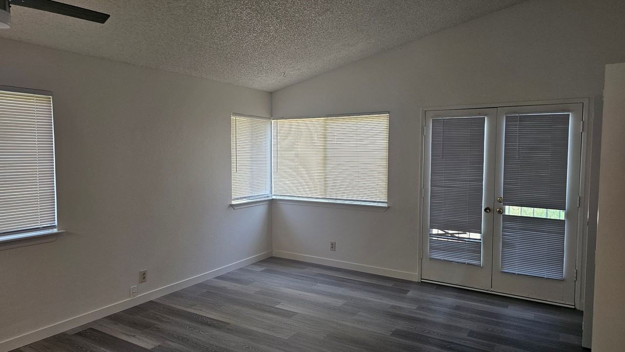 385 Portsmouth Ave - Photo 7 of 36