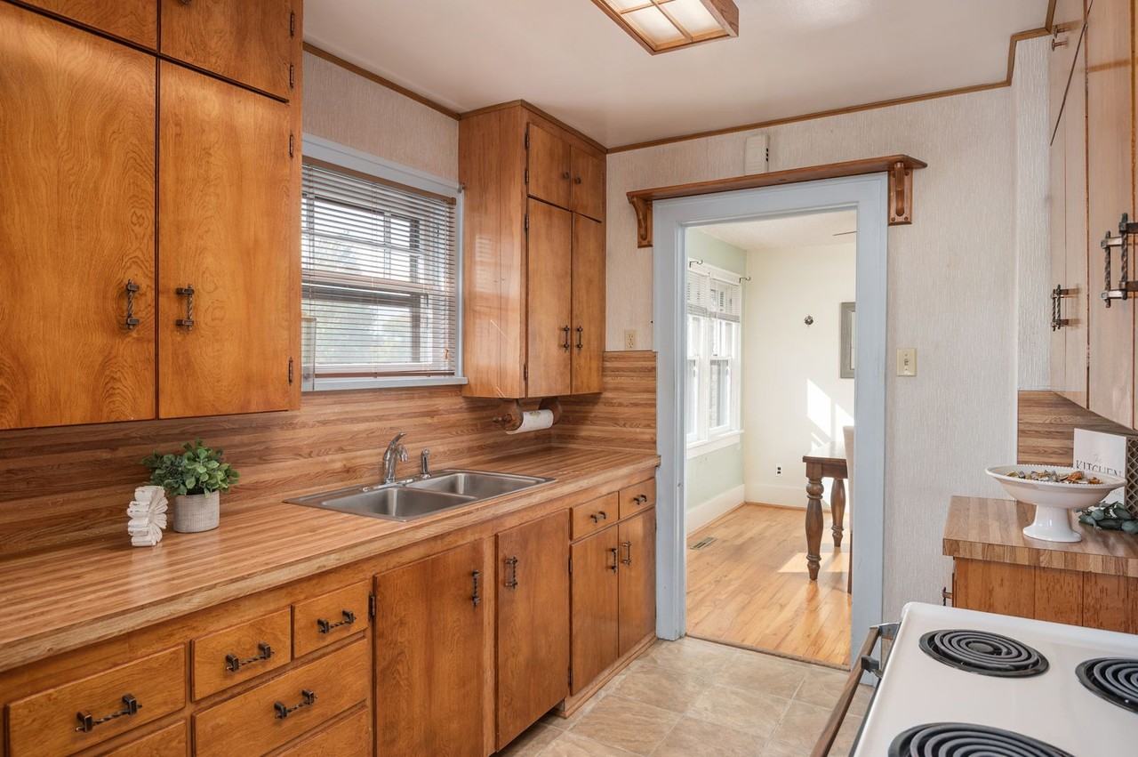 301 E 27th St - Photo 5 of 9