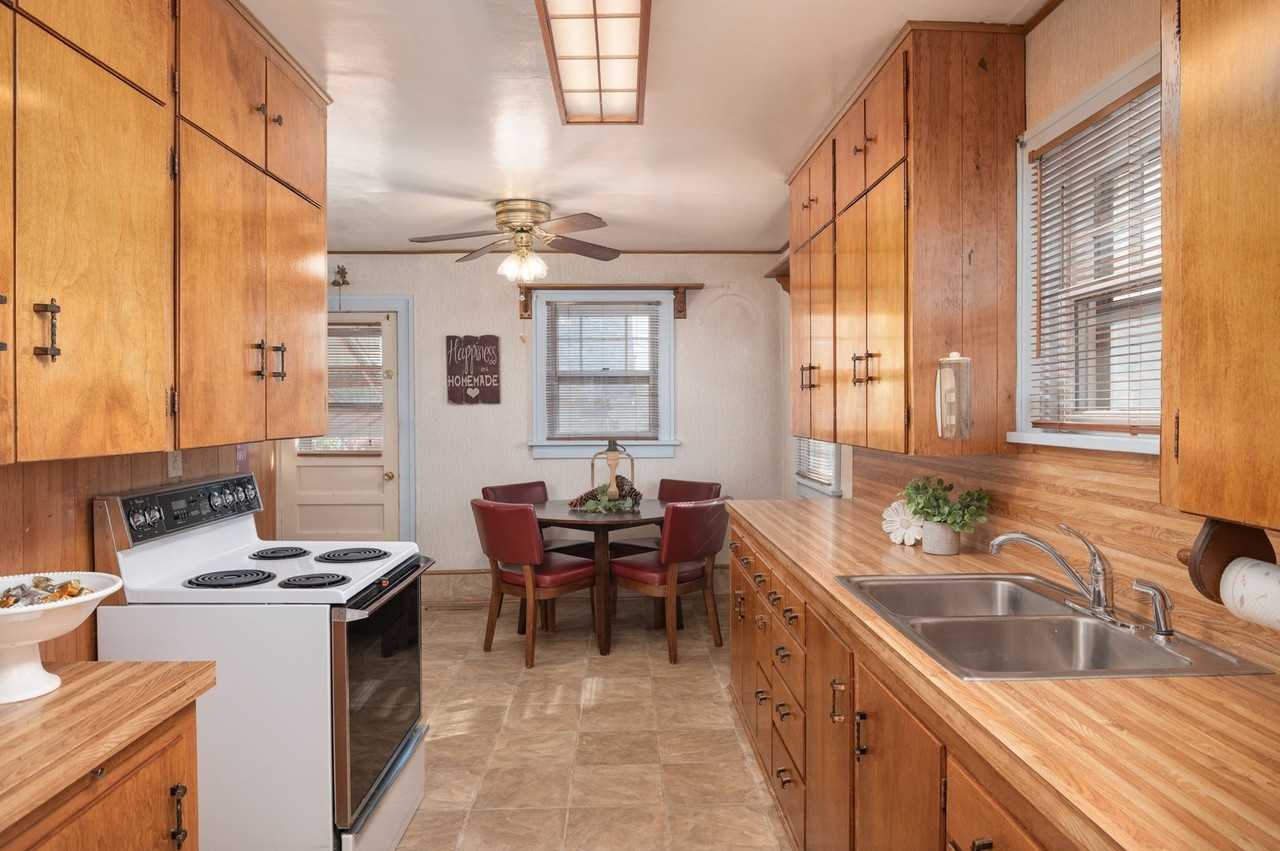 301 E 27th St - Photo 6 of 9