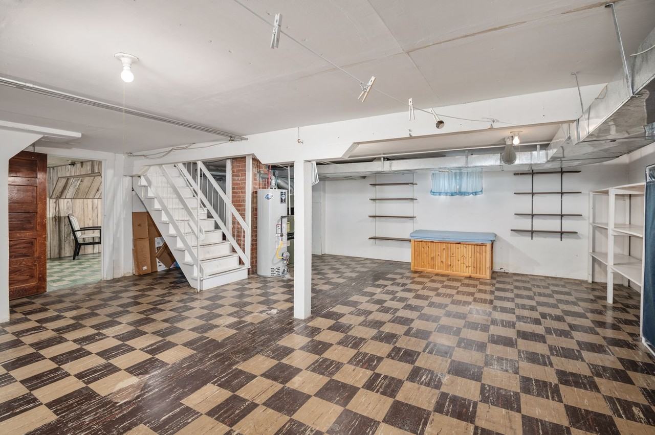 301 E 27th St - Photo 7 of 9
