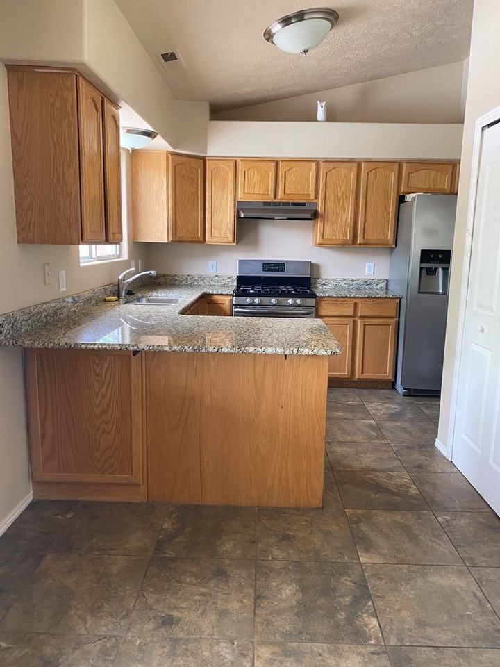 2817 E 110 N - Photo 7 of 16