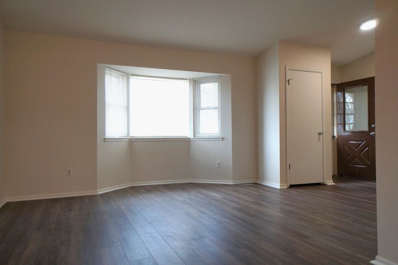 2205 Parliament Dr - Photo 4 of 24