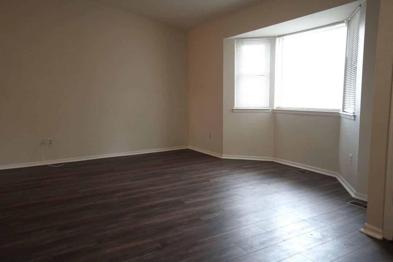2205 Parliament Dr - Photo 5 of 24