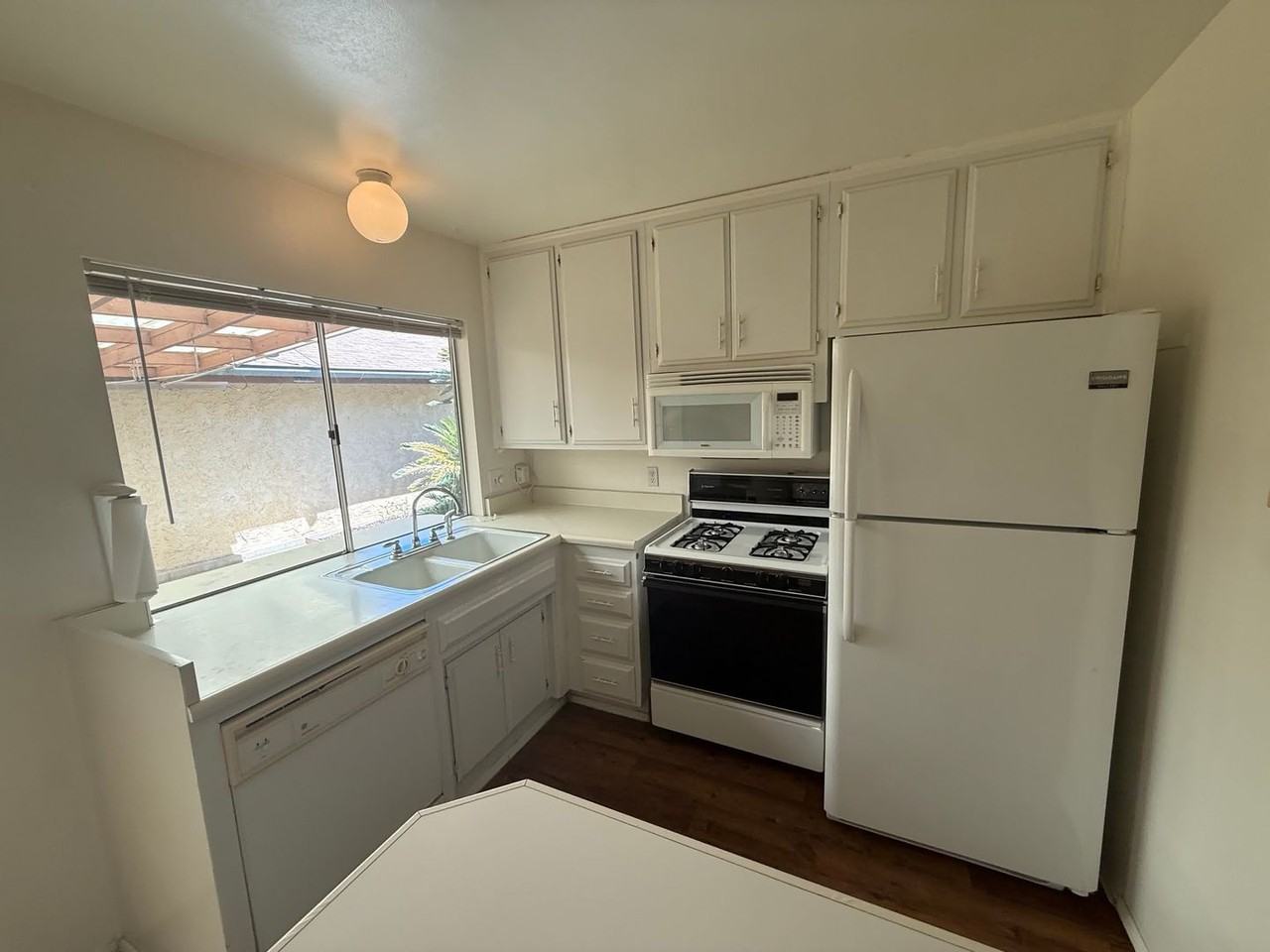 302 Calvin St - Photo 5 of 11