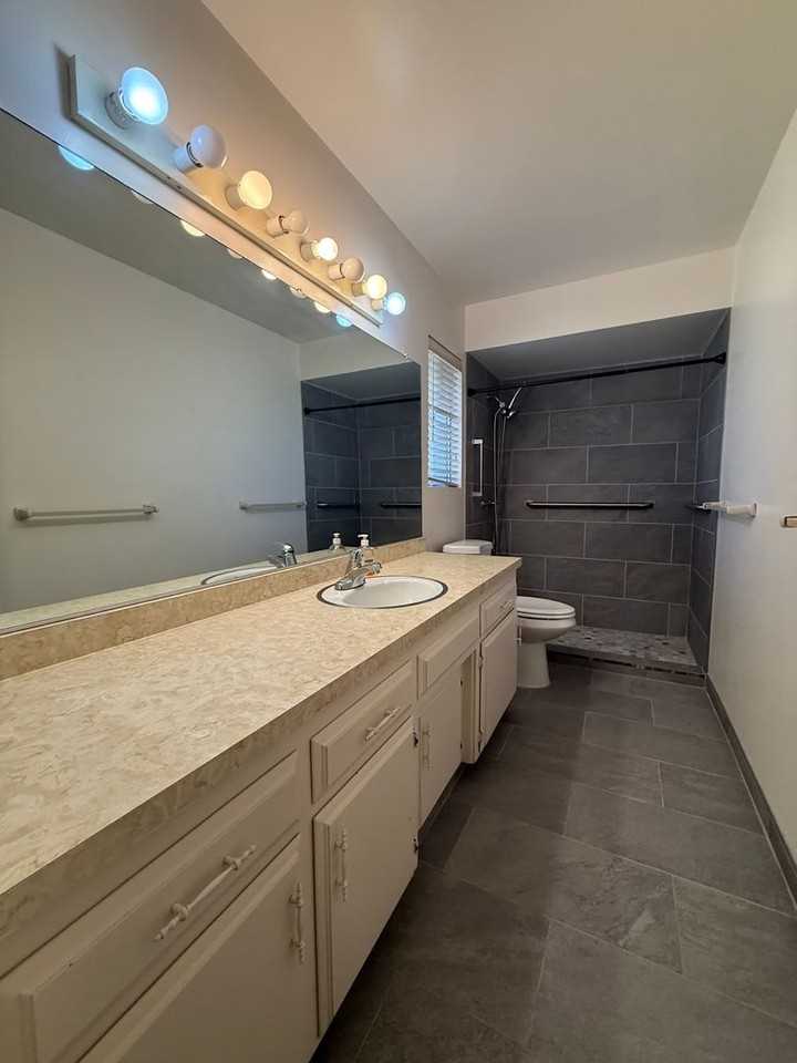 302 Calvin St - Photo 6 of 11