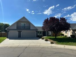 featured image of 943 N Mount Hood Pl