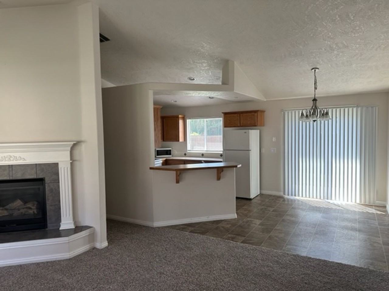 943 N Mount Hood Pl - Photo 2 of 24