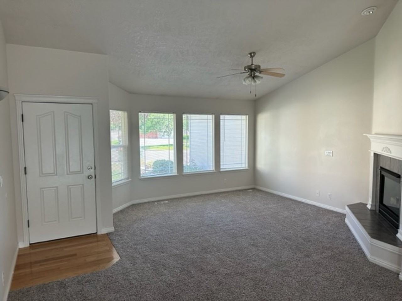 943 N Mount Hood Pl - Photo 3 of 24